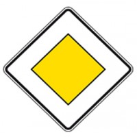 ГЛАВНАЯ ДОРОГА – Дорожный знак по ГОСТ Р52290-2004 с двойной отбортовкой